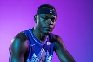 九游app下载入口-上季出战14场&amp;场均7.6分8.7板 美记：希布韦和爵士续签了双向合同