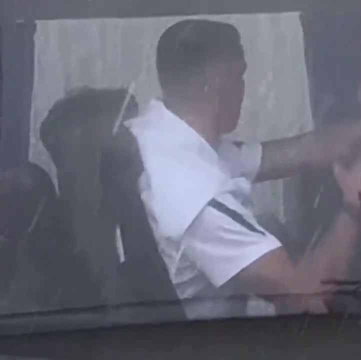 九游官方平台-利雅得胜利一行抵达中国香港备战沙超杯，C罗被拍到乘上大巴车